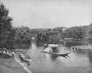 Jardim público e lago, Boston, c1897.