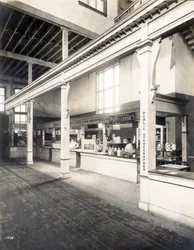 Estande de conveniência pública, com cartão postal, doces e estenógrafos públicos no Palácio dos Fabricantes, na Feira Mundial de 1904