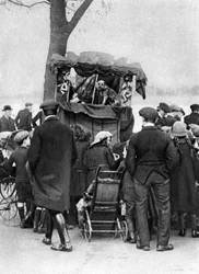 Show de Punch e Judy em Putney, Londres, 1926-1927