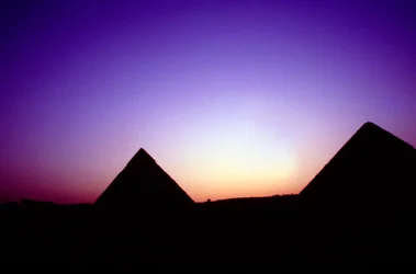 Pirâmides de Gizé, Egito, ao pôr do sol, século 26 aC