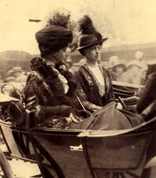 A Rainha Alexandra da Dinamarca e a Princesa Victoria chegam à Catedral de St. Pauls