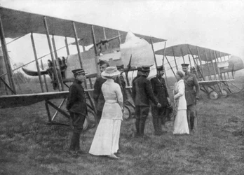 Rainha Elisabeth da Bélgica visitando pilotos aliados, c1915