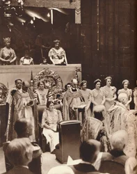 A rainha Isabel observa enquanto o marido é coroado no dia da sua coroação, 1937