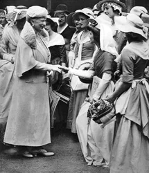 Queen Mary no antigo mercado de Westminster e feira em Deans Yard, Westminster, c1936