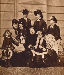 A rainha Vitória com a nora e os netos, cerca de 1880, 1935
