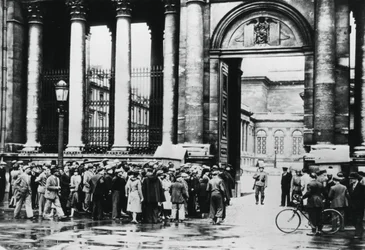 Fila à porta do Gabinete de Informações para civis na Câmara dos Deputados, Paris, julho de 1940