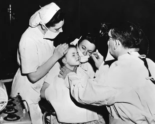 Tratamento de rádio para curar uma infecção nasal, França, c1947-1951