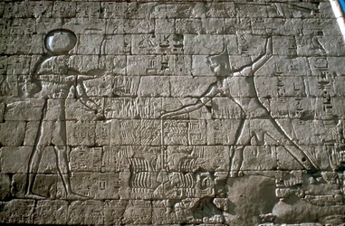 Ramsés III ferindo seus inimigos diante de Amon-Ra, Templo Mortuário, Medinet Habu, Egito, século XII aC
