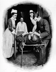 Recebendo um caso de acidente no Poplar Hospital, Londres, c1903 1903