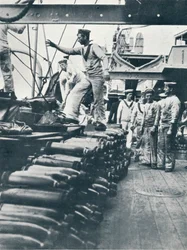 Recebendo cartuchos para as armas navais no convés de um navio de guerra, c1914
