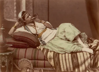 Mulher reclinada fumando, 1870-90.
