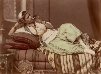 [Mulher reclinada fumando], 1870-90.