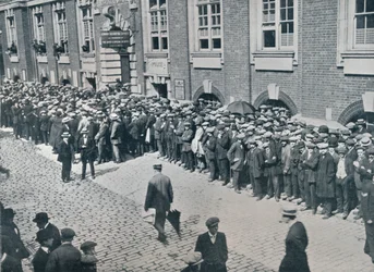 Recrutas esperando do lado de fora do depósito de recrutamento do centro de Londres, 1914
