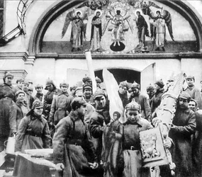 Soldados do Exército Vermelho confiscam tesouros da igreja do mosteiro Simonov, Moscovo, URSS, 1925
