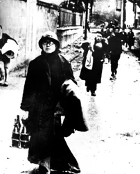 Refugiados saindo de uma cidade da Normandia, França, Segunda Guerra Mundial, 1940-1944
