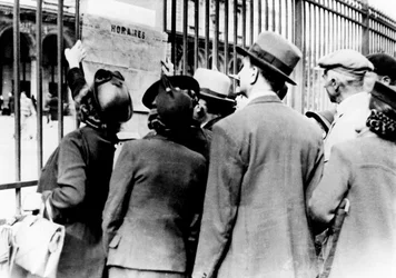 Refugiados estudando um horário de trem, Gare de lEst, Paris, julho de 1940