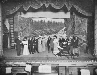 Ensaiando uma peça de roupa comum, Londres, c1901 1901