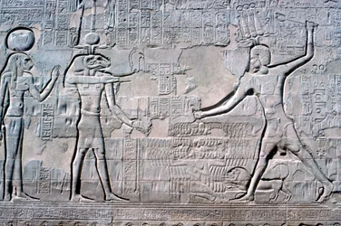 Alívio do Faraó antes de Kum e Sekhmet, Templo de Khnum, Períodos Ptolomaico e Romano