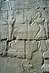 Alívio de Ramsés II oferecendo ao deus da fertilidade Min, Templo de Amon, Karnak, Egito