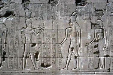 Alívio do Faraó antes de Hórus, Templo de Hórus, Edfu, Egito, Período Ptolomaico, c251 aC-c246 aC