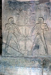 Alívio de duas figuras do deus Hapy do Nilo, templo sagrado para Amun Mut & Khons, Luxor, Egito