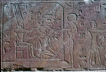 Relevo mostrando a rainha Hatshepsut recebendo bênção, Templo de Amon, Karnak, Egito, c1500 aC