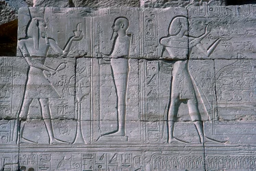 Relevo mostrando Ramsés II antes de Ptah, O Ramesseum, Templo de Ramsés II, Luxor, Egito, c1250 aC