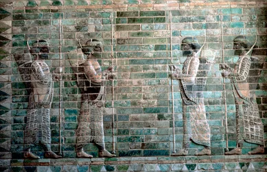 Relevo mostrando arqueiros da Guarda Real Persa, Palácio de Dario I, Susa, c500 aC