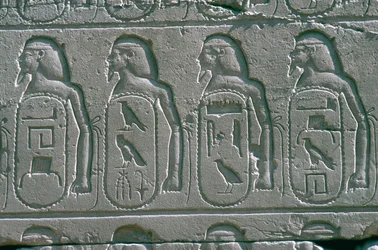 Relevos mostrando cartelas de nomes de cidades cativas do Oriente Próximo, Templo de Amon, Karnak, Egito