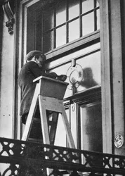 Removendo emblemas alemães da Embaixada da Alemanha, Carlton House Terrace, Londres, 1914