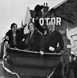 Retornado para Epping A Sra. Churchill e a filha Diana compartilham felicidade e vitória, 1931, 1945.