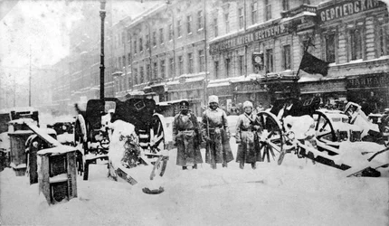 Barricadas revolucionárias em Liteyny Prospekt, Petrogrado, Rússia, 27 de fevereiro de 1917