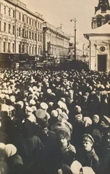 Multidões revolucionárias em Tverskaya, Moscou, Rússia, c1905-c1917