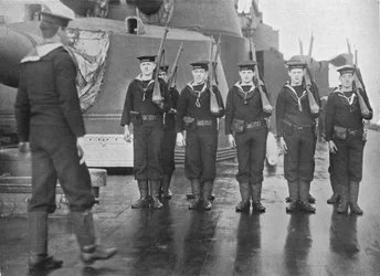 Broca de rifle a bordo de um navio de guerra britânico, 1915