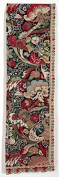 Metade direita de um par de tapeçarias de cama de bordado no estilo bizarro, 1710-1720.