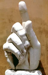 Mão direita de uma estátua colossal do imperador Constantino, 330 dC