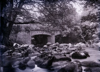 Rio e ponte perto de Plymouth em Devon, 1920.
