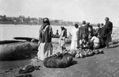 Embarcações fluviais carregadas de melões, rio Tigre, Bagdá, Iraque, 1917-1919