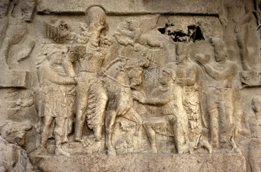 Relevo rochoso representando o Rei Sassaniano Shapur I (241-72) o Imperador Romano Valeriano (c.240-260) e generais Persas, século III (pedra)