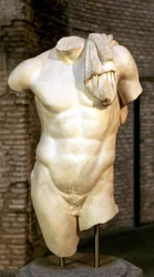 Cópia romana de uma estátua grega de um torso masculino