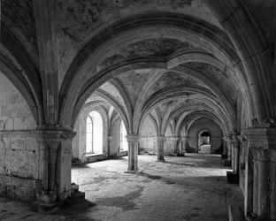 Arquitectura românica: vista do salão capitular da abadia cisterciense de Fontenay fundada em 1118 (Cote d