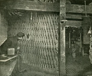Tela de corda usada para proteção ao pressionar o algodão de arma explosivo, 1901.