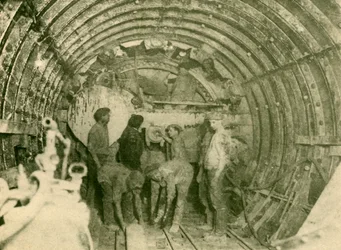 Cortador rotativo em funcionamento no tubo ampliado da cidade e na linha ferroviária do sul de Londres, c1930.