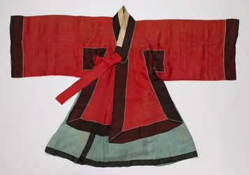 Traje e acessórios cerimoniais reais, finais do século XIX e início do século XX.