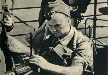 Royal Marine, verificando sua metralhadora, Segunda Guerra Mundial, c1939-c1943 1944.