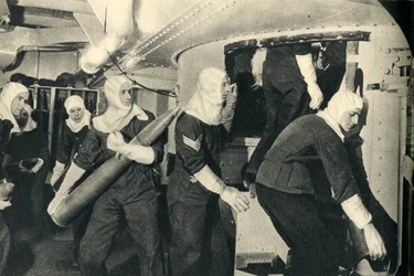 Fuzileiros navais reais que manuseiam munições a bordo do HMS Illustrious, Segunda Guerra Mundial, c1939-c1943 1944.