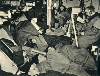 Fuzileiros navais reais que dormem no compartimento de armas de um navio de guerra, segunda guerra mundial, c1939-c1943 1944.