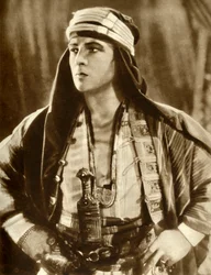 Rudolph Valentino em The Sheik, 1921, 1935.