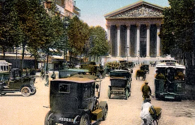Rue Royale e Madeleine, Paris, com carros e um ônibus na rua, c1900