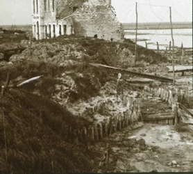Edifício arruinado e trincheiras ao longo da costa, c1914-c1918
